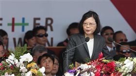 總統發表國慶演說總統蔡英文（前）10日在總統府前廣場出席「中華民國106年國慶大會」，發表國慶談話，從三個面向闡述政府如何實現「更好的台灣」；她並提到，兩岸應該珍惜30年得來不易的成果及累積的善意，在既有基礎上，尋求兩岸關係的突破。中央社記者徐肇昌攝  106年10月10日