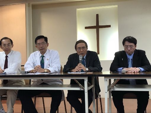 遭指馬偕假名片他印的 劉伯恩喊冤擬提告馬偕醫院山寨事件延燒,馬偕醫院董事長劉伯恩(右2)10日召開記者會表示,院方早在去年就發現名片遭到偽造,隨後更收到黑函指控假名片是他印的,對此他直呼「很冤枉」,院方不排除採取法律行動。中央社記者張茗喧攝 106年10月10日