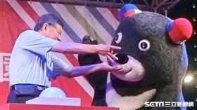 熊讚告狀被柯文哲欺負／花車／彈指功／彈鼻子　翻攝臉書