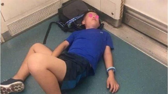 小學生哀怨躺車廂　怨嘆再也沒假了！