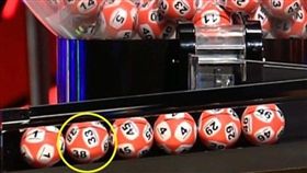 樂透,彩迷,愛爾蘭,造假,彩球,反光,33,38　圖／翻攝自推特