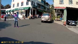 旗津難停車　居民攬客收費停自家門口