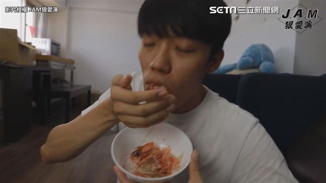 吃女生不喜歡的　蟑螂蜈蚣也吃才暖