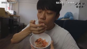 吃女生不喜歡的　蟑螂蜈蚣也吃才暖