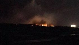 國慶煙火低空爆炸！樹林著火　消防員快速滅火未釀災
圖/翻攝自就是愛台東臉書