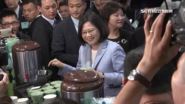 國宴推台灣美食　總統大口喝珍奶給讚