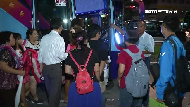 台東湧十萬人！台11塞成大型停車場