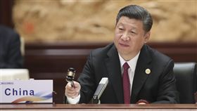 北京提一帶一路　參與主導國際事務「一帶一路」彰顯北京在中國國家主席習近平領導下更積極參與並主導國際事務。圖為習近平5月主持在北京舉行的「一帶一路國際合作高峰論壇」圓桌峰會。（中新社資料照片）中央社　106年10月6日