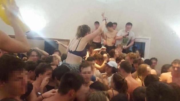 任你啪4年？牛津學生爆大開裸身趴