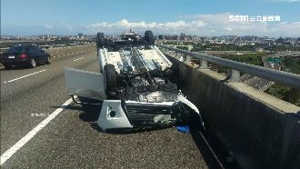 國道驚現鋁梯！女駕駛閃障礙物翻車