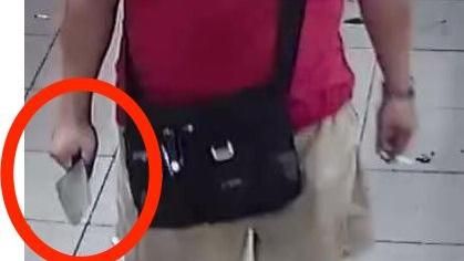 驚！菜刀男現身新北市　狂捅塑膠袋？