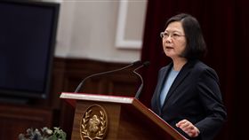 蔡英文總統接見財團法人周大觀文教基金會「第20屆全球熱愛生命獎章」得主暨家屬。（總統府提供）