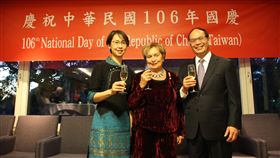 盧森堡國慶酒會　友華協會堅定挺台駐歐盟兼駐比利時代表曾厚仁（右）夫婦6日晚在盧森堡舉辦中華民國國慶酒會，盧華友協會會長盧林（中）前來表達對台灣的堅定支持。中央社記唐佩君盧森堡攝 106年10月7日