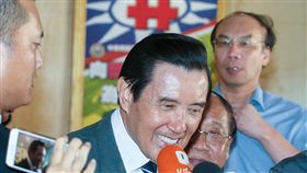 馬英九出席第65屆華僑節大會立法委員柯建銘自訴前總統馬英九（前中）涉教唆洩密等案，一審法院判馬英九無罪，經上訴，台灣高等法院11日仍判馬英九無罪，全案定讞。馬英九上午出席第65 屆華僑節大會離場時得到消息，臉上堆滿笑容。中央社記者郭日曉攝　106年10月11日