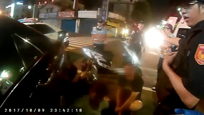 毒蟲遇警心虛急倒車　釀騎士慘摔爆哭