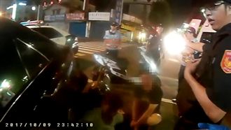 毒蟲遇警心虛急倒車　釀騎士慘摔爆哭