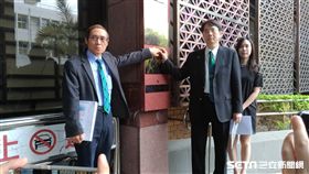 針對10月10日鏡周刊一系列不實之報導，馬偕紀念醫院除當天緊急召開記者會釐清疑點進行說明之外，為杜絕不實言論一再傳播並捍衛馬偕紀念醫院之聲譽，由馬偕紀念醫院董事長劉伯恩、院長施壽全等人於今（11）日上午10時赴台北地檢署按鈴控告鏡周刊。（圖／馬偕醫院提供）