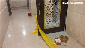新北市新店區一家三口陳屍租屋處命案，檢警相驗後初步確認並無外傷，至於是否為服藥自盡，仍需擇日解剖才能確認（翻攝畫面）