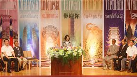 總統肯定技職教育南向成果（1）總統蔡英文（左3）11日南下高雄前往中山工商，參加東南亞技職專班聯合開學典禮，肯定技職教育南向成果。中央社記者董俊志攝  106年9月11日