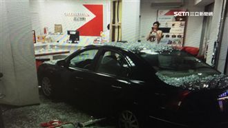 男酒駕直撞通訊行　無辜店員遭撞受傷