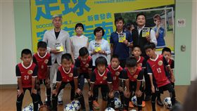 陳信安（後排右二）與嘉賓和小球員合照（圖／主辦單位提供）