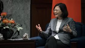 蔡英文總統接見來台參加國慶大會的聖露西亞參議長丹尼爾及眾議長施朵瓊。（總統府提供）