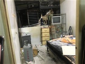 警消人員在屋內發現瓦斯桶。（圖／翻攝畫面）