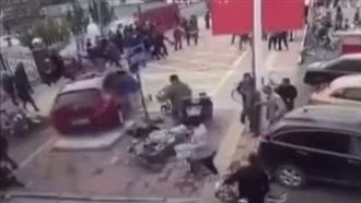 油門當煞車踩　女駕駛暴衝狂撞路人