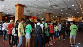 十一長假陸客爆量　金門賣店人潮多中國大陸十一長假結束，移民署金門縣行政中心9日表示，8天來有1.6萬陸客造訪金門，10月1至2日每天更超過4000人，主要景點與賣場人潮爆量，業者樂開懷。中央社記者黃慧敏攝　106年10月9日