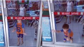 男孩,玻璃門,超商,便利超商　圖／翻攝自臉書