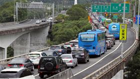 避開國道壅塞  離峰減價國慶連假首日，國道5號南下路段壅塞。高公局建議，民眾可利用這次連假首次試辦的日間離峰減價優惠，避開國道壅塞，7日實施時間為下午2時至晚上7時，通行費打7折，國3新竹系統至燕巢系統則是56折。中央社記者鄭傑文攝　106年10月7日