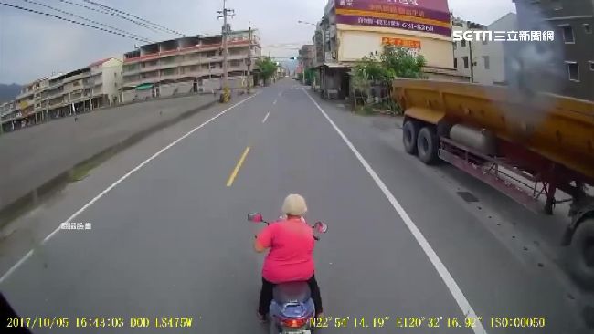 阿嬤騎車突急煞　路中整理衣物險遭撞