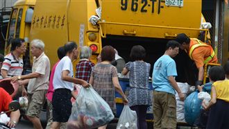 倒完垃圾轉身過馬路　她慘遭騎士撞飛