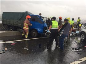 警消人員前往現場救援。（圖／翻攝畫面）