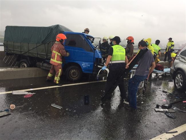 小貨車疑天雨路滑　失控撞休旅車