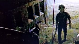 惡煞持棍狠砸車　住戶深夜聽巨響驚醒