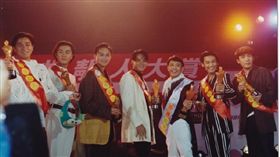 杜德偉,劉德華,鄭伊健,張智霖,莫少聰,羅文,梁朝偉
https://www.weibo.com/2136002182/FpRyM1GUQ?from=page_1004062136002182_profile&wvr=6&mod=weibotime&type=comment#_rnd1507774005086