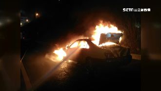 小黃突冒煙起火　司機國道棄車逃生