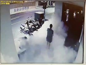 施男猶如韓國鬼怪片一般突然從煙霧中現身。（圖／翻攝畫面）