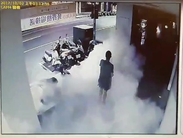 無聊男半夜睡不著　竟拿滅火器拍韓劇