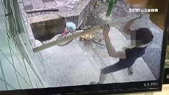 提款機變出氣筒！男持木棍狂砸搞破壞