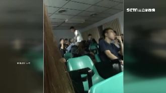 大學生翹腳喧嘩　吵到聽不見師說話
