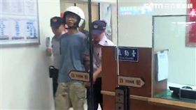 楊男在五常公園前擺攤賣水果，卻因生意不好而在紙板上寫「滾」字，路過的張翁發問卻被他持刀砍傷左耳，警方訊後將他依殺人未遂罪送辦（翻攝畫面）