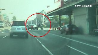 轎車急切右轉撞車　騎士險墜入排水溝