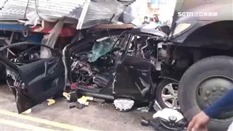 澎湖軍車猛撞小客車　2人受困無礙