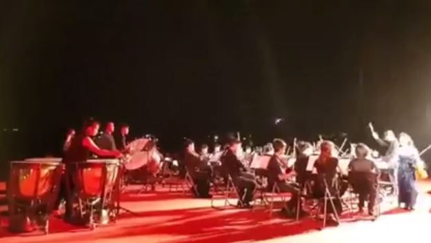 樂團淋雨演奏　女首席怒離席影片曝光