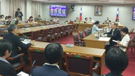 立院會議室改裝  立委官員坐著詢答立法院司法及法制委員會改裝會議室，原本的質詢台與備詢台撤下，官員與立委變成坐著詢答，也引發討論。圖為國民黨立委吳志揚（右2）與司法院秘書長呂太郎坐著進行詢答。中央社記者蘇龍麒攝　106年9月28日