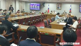 立院會議室改裝  立委官員坐著詢答立法院司法及法制委員會改裝會議室，原本的質詢台與備詢台撤下，官員與立委變成坐著詢答，也引發討論。圖為國民黨立委吳志揚（右2）與司法院秘書長呂太郎坐著進行詢答。中央社記者蘇龍麒攝　106年9月28日