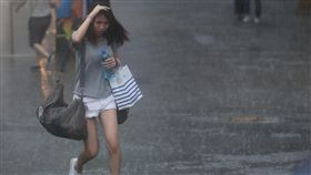 台北大雨（1）中央氣象局12日上午8時左右發布豪雨特報指出，東北風及熱帶性低氣壓外圍雲系影響，大台北地區有局部大雨發生的機率。台北西門町降大雨，民眾躲避不及淋成落湯雞。中央社記者吳家昇攝  106年10月12日