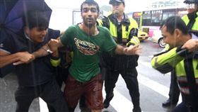 伊朗籍男子瓦希德，當街毆打信義分局警員，介壽所警員獲報趕往支援，亦遭瓦希德鐵頭功伺候，最後動用10名警力才將他逮捕，訊後依妨害公務及傷害罪送辦（翻攝畫面）